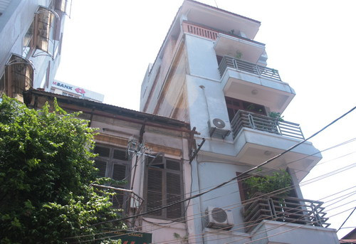 Ngôi nhà nhà bà Liên (ở giữa) và nhà số 9A (góc bên phải) tiền thân là một ngôi biệt thự thời Pháp thuộc được xây dựng cách đây khoảng 100 năm nên có bức tường chung và mái chung. Do đó theo bà Liên, việc nhà bà bị rạn nứt và biến dạng có nguyên nhân xuất phát từ nhà số 9 A xây dựng Ngôi nhà bà Liên (tháp) và nhà số 9A (cao tầng)