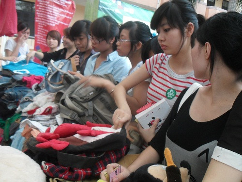 Băn khoan chọn cho mình món đồ phù hợp nhất phục vụ cho học tập