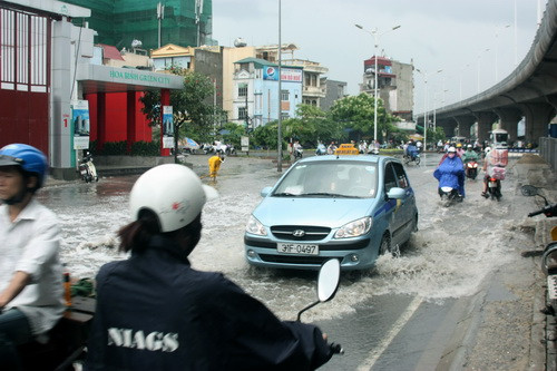 Ngã Ba Minh Khai- Vĩnh Tuy ngập khá lâu và sâu. Ảnh, gdtd.vn Ngã Ba Minh Khai- Vĩnh Tuy ngập khá lâu và sâu. Ảnh, gdtd.vn