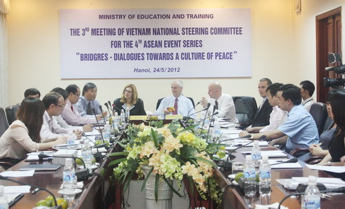 Hoàng tử Alfred và phu nhân trong cuộc gặp với lãnh đạo các Cục, Vụ chức năng - Bộ GD&ĐT (Ảnh: gdtd.vn)