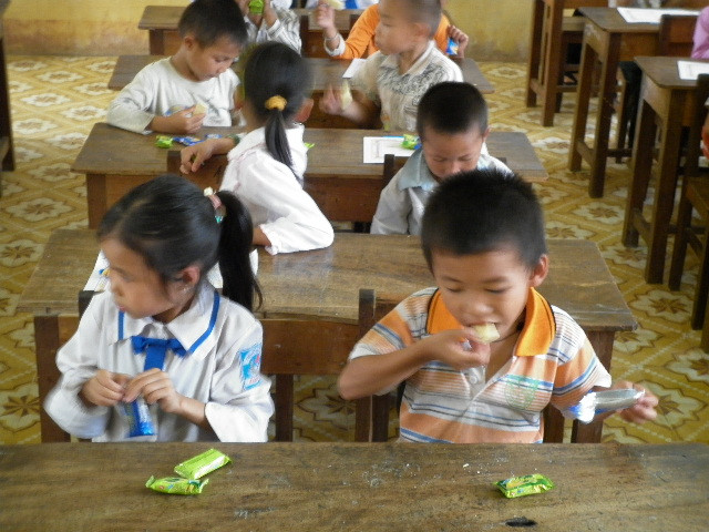 Các em được chia bánh kẹo liên hoan cuối năm học