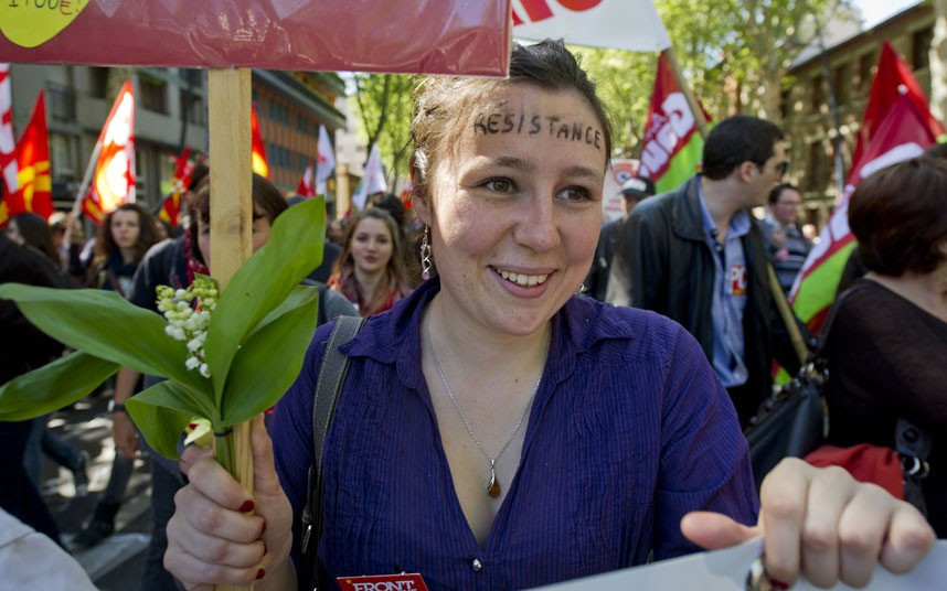Ngày Quốc tế lao động trên khắp thế giới ảnh 2 A protester holds lily of the valley as she takes part in a march during the annual May Day event in Toulouse, southern France