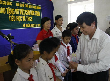 HS truờng tiểu học Nà Sác nhận quà do Tổng biên tập Báo GD&TĐ trao tặng