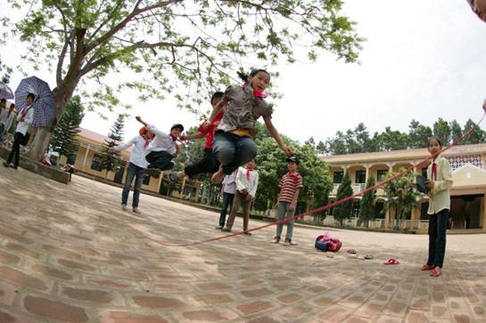 Giờ ra chơi của học sinh miền núi Cao Phong Giờ ra chơi của học sinh miền núi Cao Phong