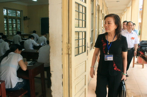 Thứ trưởng Bộ GD-ĐT Nguyễn Thị Nghĩa kiểm tra công tác tổ chức thi tốt nghiệp THPT kì thi 2011 tại HĐCT trường THPT Phổ Yên- tỉnh Thái Nguyên. Ảnh, gdtd.vn Thứ trưởng Bộ GD-ĐT Nguyễn Thị Nghĩa kiểm tra công tác tổ chức thi tốt nghiệp THPT kì thi 2011 tại HĐCT trường THPT Phổ Yên- tỉnh Thái Nguyên. Ảnh, gdtd.vn