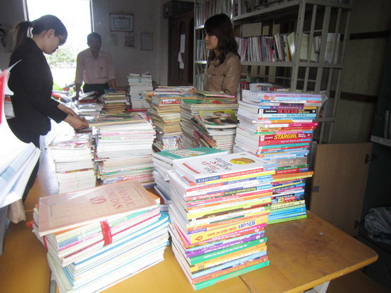 Sách được mang vào thư viện