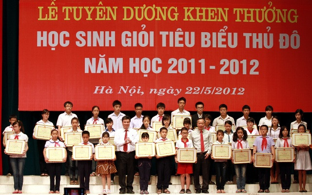 Hà Nội tuyên dương 900 học sinh giỏi tiêu biểu ảnh 2 Những gương mặt được tuyên dương đại diện cho học sinh giỏi thủ đô Hà Nội năm học 2011-2012. Ảnh: gdtd.vn