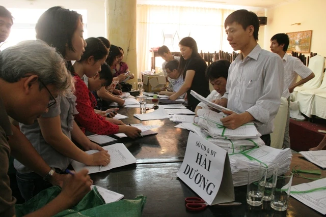 Hồ sơ giảm, trường địa phương lên ngôi