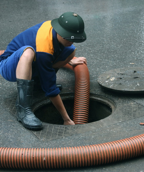 Bơm áp lực để đẩy bùn, cát trong cống ngầm giúp thoát nước nhanh. Ảnh, gdtd.vn Bơm áp lực để đẩy bùn, cát trong cống ngầm giúp thoát nước nhanh. Ảnh, gdtd.vn