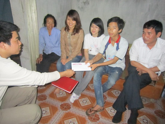 Quỹ Nguồn Sáng trao học bổng cho một HS nghèo ở Kiến Xương, Thái Bình