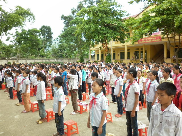 HS tập trung trong lễ bế giảng