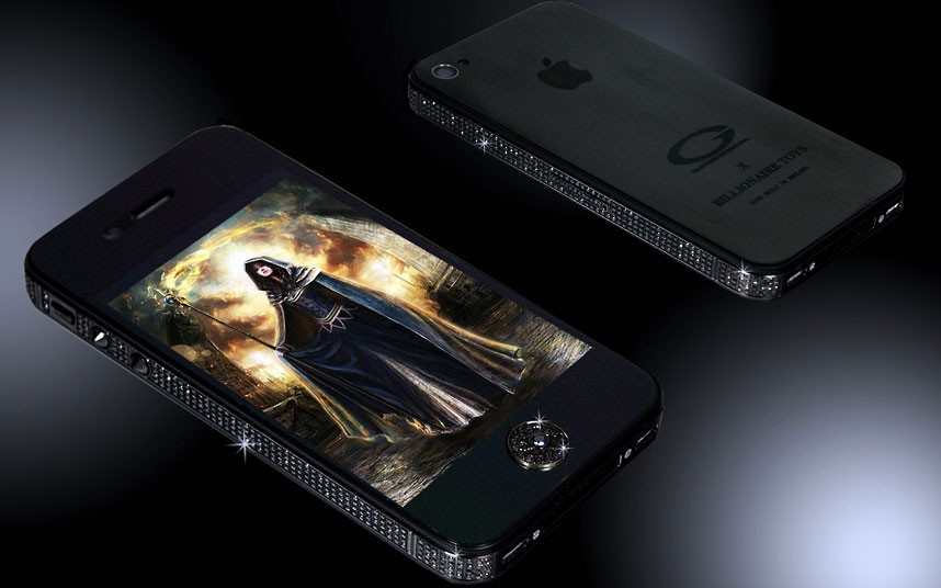 Những hình ảnh ấn tượng trong tuần ảnh 5 Designer Stuart Hughes has created the world’s first black diamond-encrusted iPhone 4S, covered in more than 600 pieces of rare black diamonds. The Liverpool designer’s limited edition handset will set you back a hefty £13,995. It is available from Mr Hughes ’Billionaire Toys’ store in the Ritz Carlton Beijing, China.