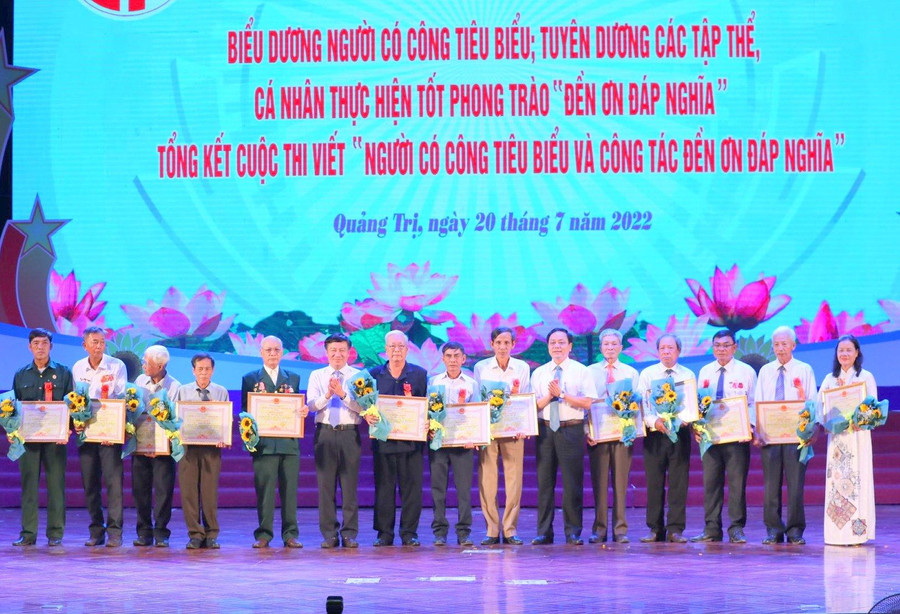 Những người có công với cách mạng, người làm tốt phong trào Đền ơn đáp nghĩa được biểu dương. Những người có công với cách mạng, người làm tốt phong trào Đền ơn đáp nghĩa được biểu dương.