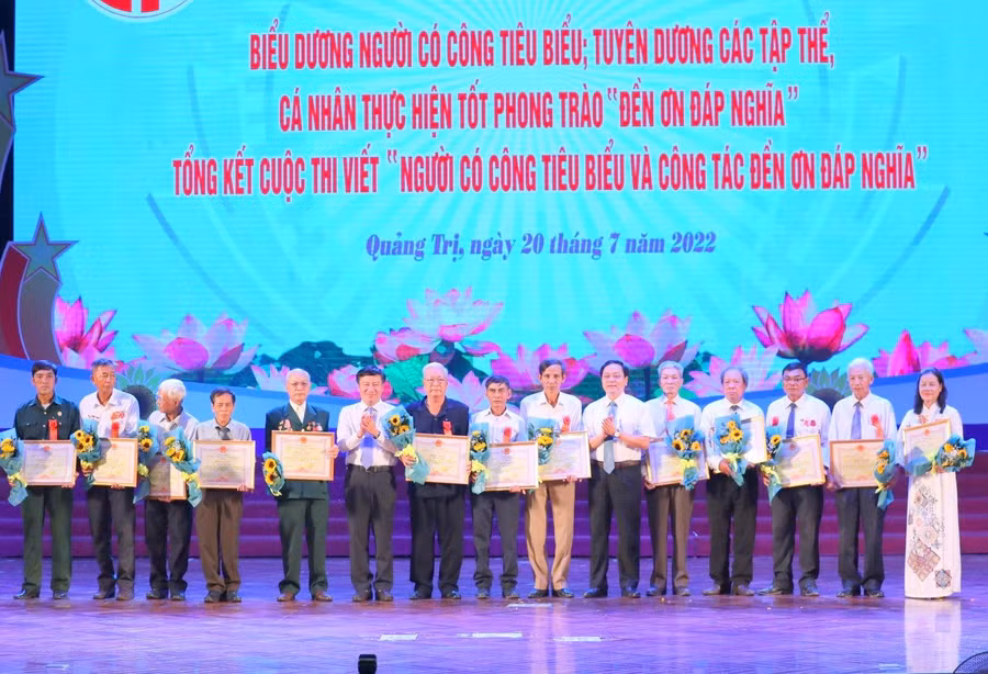 Những người có công với cách mạng, người làm tốt phong trào Đền ơn đáp nghĩa được biểu dương.