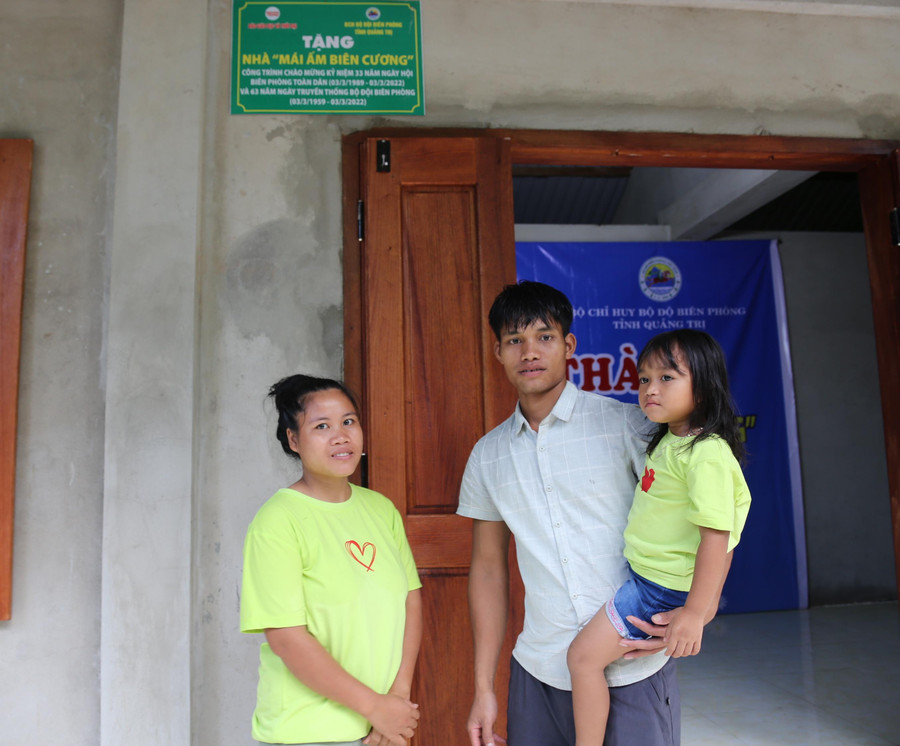 Từ đây vợ chồng anh Cấp yên tâm hơn, không còn lo cảnh nhà bị dột nát. Từ đây vợ chồng anh Cấp yên tâm hơn, không còn lo cảnh nhà bị dột nát.