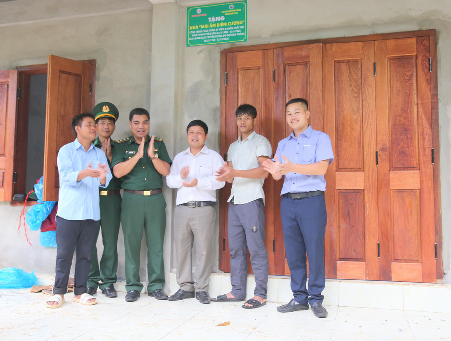 Phóng viên Báo GD&TĐ cùng lãnh đạo Bộ chỉ huy BĐBP tặng nhà cho anh Hồ Văn Cấp. Phóng viên Báo GD&TĐ cùng lãnh đạo Bộ chỉ huy BĐBP tặng nhà cho anh Hồ Văn Cấp.