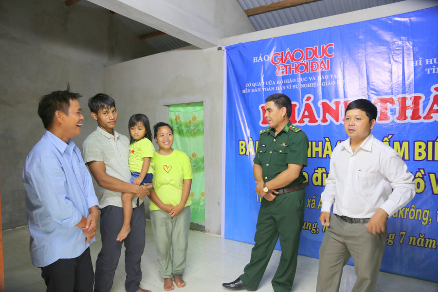 Đại diện Bộ chỉ huy BĐBP và chính quyền địa phương động viên gia đình anh Cấp tích cực phát triển sản xuất, chung tay bảo vệ biên giới. Đại diện Bộ chỉ huy BĐBP và chính quyền địa phương động viên gia đình anh Cấp tích cực phát triển sản xuất, chung tay bảo vệ biên giới.