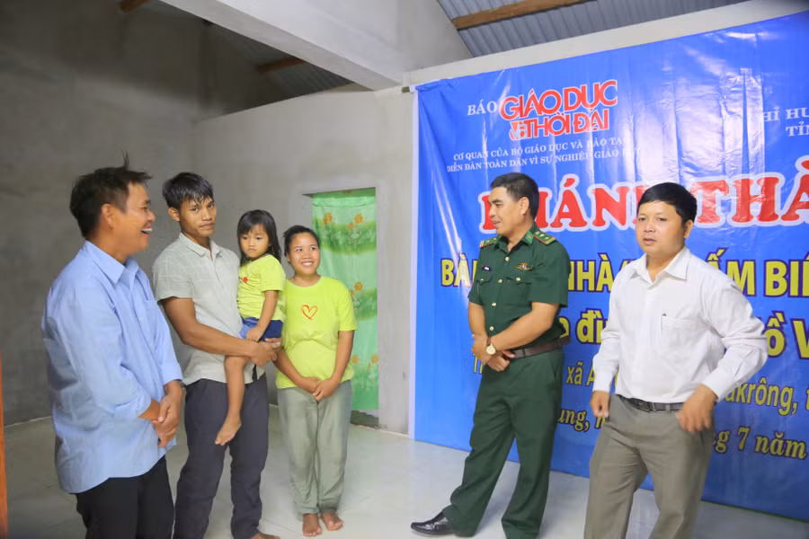 Đại diện Bộ chỉ huy BĐBP và chính quyền địa phương động viên gia đình anh Cấp tích cực phát triển sản xuất, chung tay bảo vệ biên giới.