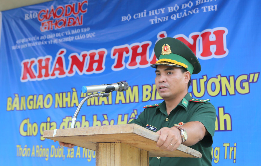 Trung tá Hồ Phú Vinh - Phó Chủ nhiệm chính trị Bộ chỉ huy BĐBP tỉnh Quảng Trị cảm ơn Báo GD&TĐ đã đồng hành cùng BĐBP xây dựng "Mái ấm biên cương" tặng người dân vùng biên giới. Trung tá Hồ Phú Vinh - Phó Chủ nhiệm chính trị Bộ chỉ huy BĐBP tỉnh Quảng Trị cảm ơn Báo GD&TĐ đã đồng hành cùng BĐBP xây dựng "Mái ấm biên cương" tặng người dân vùng biên giới.
