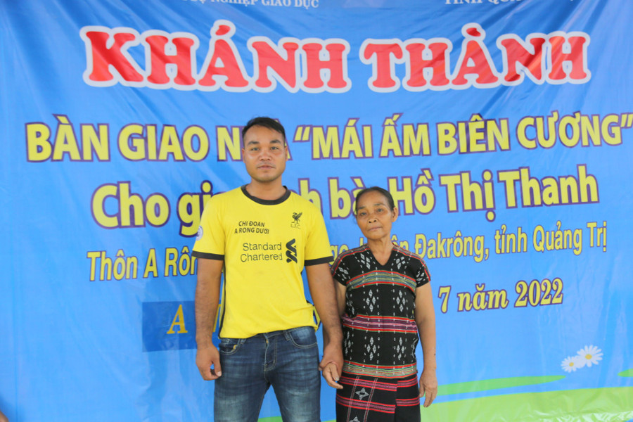 Mẹ con bà Hồ Thị Thanh hạnh phúc khi tiếp nhận căn nhà mới do Báo GD&TĐ hỗ trợ. Mẹ con bà Hồ Thị Thanh hạnh phúc khi tiếp nhận căn nhà mới do Báo GD&TĐ hỗ trợ.