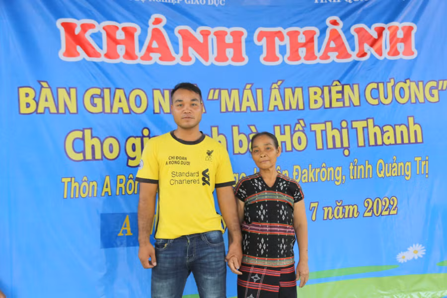 Mẹ con bà Hồ Thị Thanh hạnh phúc khi tiếp nhận căn nhà mới do Báo GD&amp;TĐ hỗ trợ.