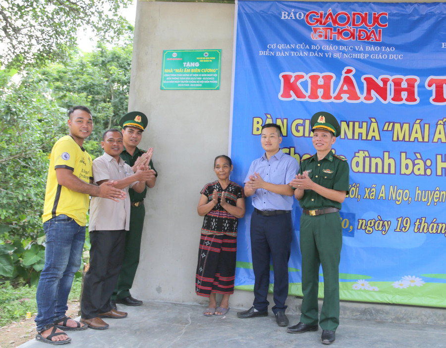 Đại diện Phòng Chính trị Bộ chỉ huy BĐBP tỉnh Quảng Trị và phóng viên Báo GD&TĐ trao tặng "Mái ấm biên cương" cho gia đình bà Thanh. Đại diện Phòng Chính trị Bộ chỉ huy BĐBP tỉnh Quảng Trị và phóng viên Báo GD&TĐ trao tặng "Mái ấm biên cương" cho gia đình bà Thanh.