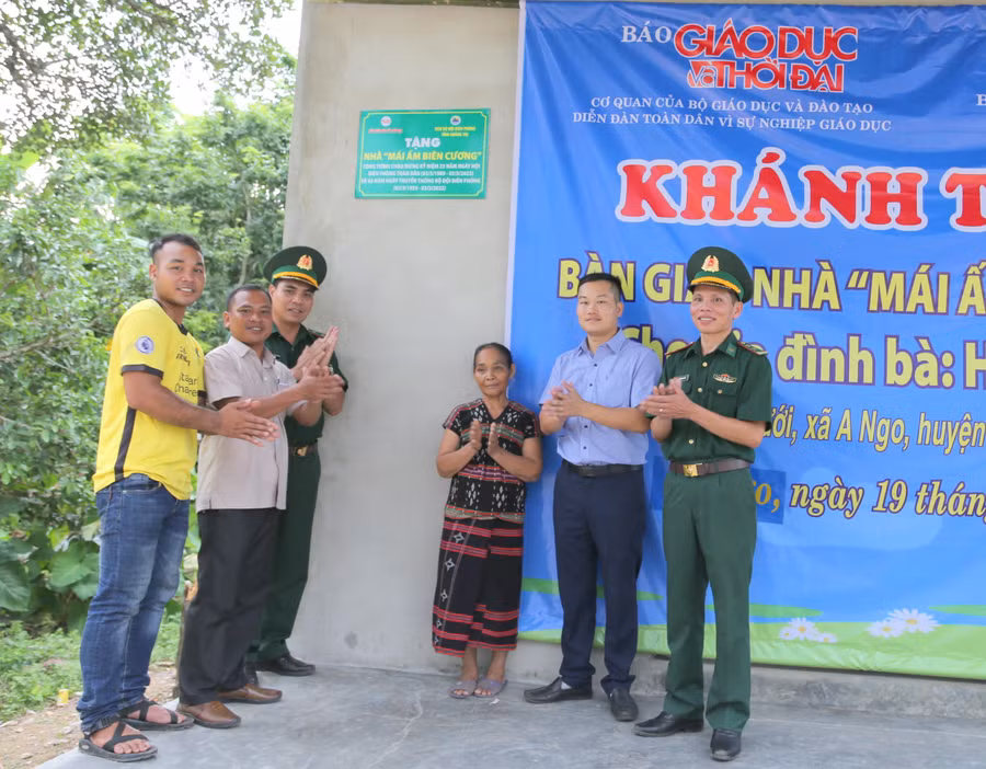 Đại diện Phòng Chính trị Bộ chỉ huy BĐBP tỉnh Quảng Trị và phóng viên Báo GD&amp;TĐ trao tặng "Mái ấm biên cương" cho gia đình bà Thanh.