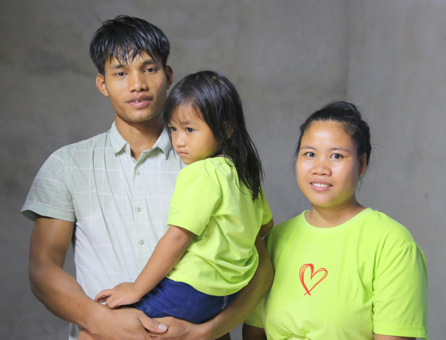 Niềm hạnh phúc của vợ chồng anh Cấp trong ngày bàn giao nhà mới. Niềm hạnh phúc của vợ chồng anh Cấp trong ngày bàn giao nhà mới.