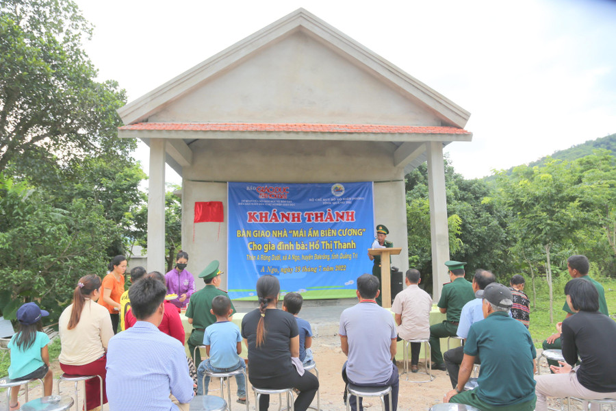 Lễ bàn giao "Mái ấm biên cương" cho bà Hồ Thị Thanh. Lễ bàn giao "Mái ấm biên cương" cho bà Hồ Thị Thanh.