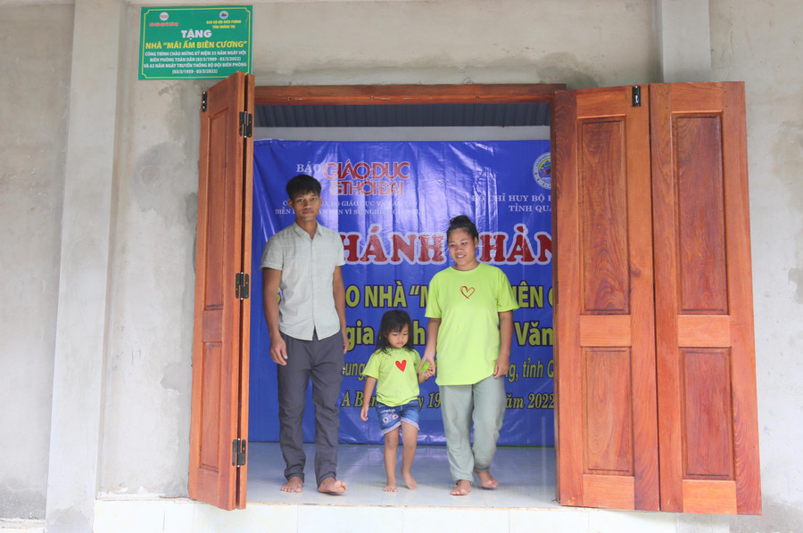 Đây là căn nhà ước mơ của đôi vợ chồng trẻ, được xây nên từ sự đóng góp của các nhà hảo tâm và Báo GD&TĐ. Đây là căn nhà ước mơ của đôi vợ chồng trẻ, được xây nên từ sự đóng góp của các nhà hảo tâm và Báo GD&TĐ.