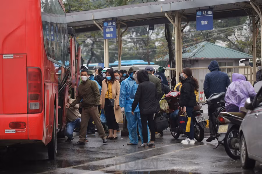 Người dân lỉnh kỉnh đồ đạc quay lại Thủ đô, bến xe vẫn vắng khách ảnh 6