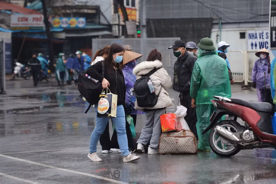 Trong chiều nay, lượng khách đổ về bến xe Giáp Bát thưa thớt, người dân lỉnh kỉnh đồ đạc xuống xe.