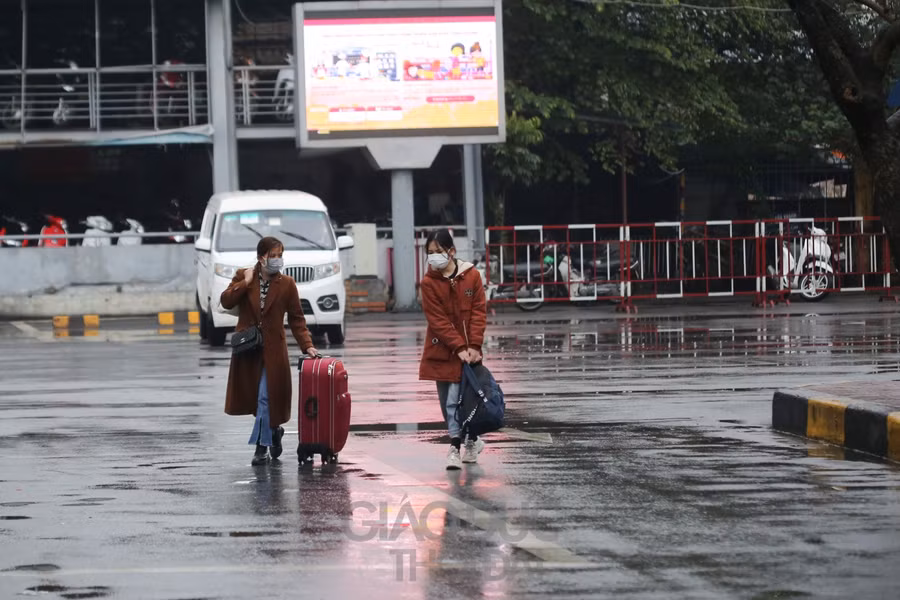 Người dân lỉnh kỉnh đồ đạc quay lại Thủ đô, bến xe vẫn vắng khách ảnh 15