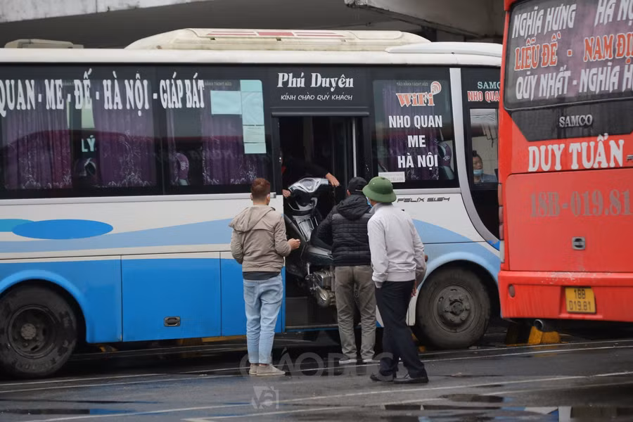 Người dân lỉnh kỉnh đồ đạc quay lại Thủ đô, bến xe vẫn vắng khách ảnh 3
