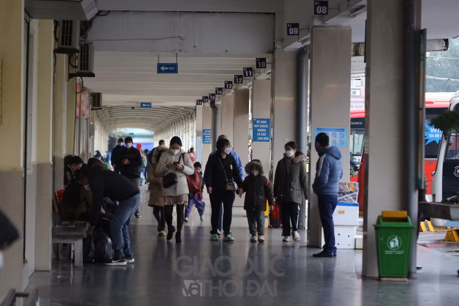 Người dân lỉnh kỉnh đồ đạc quay lại Thủ đô, bến xe vẫn vắng khách ảnh 1