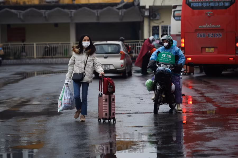 Người dân lỉnh kỉnh đồ đạc quay lại Thủ đô, bến xe vẫn vắng khách ảnh 8