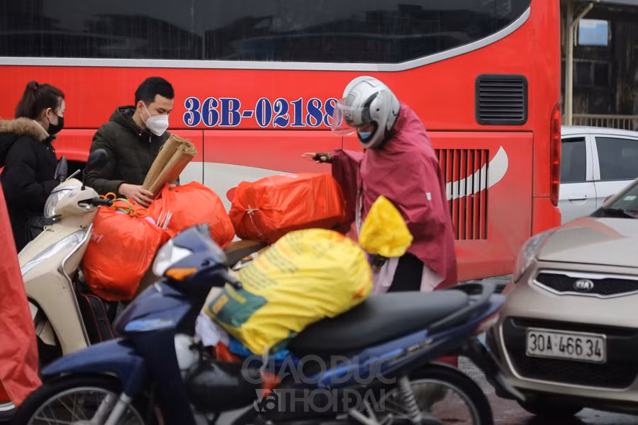Người dân lỉnh kỉnh đồ đạc quay lại Thủ đô, bến xe vẫn vắng khách ảnh 10