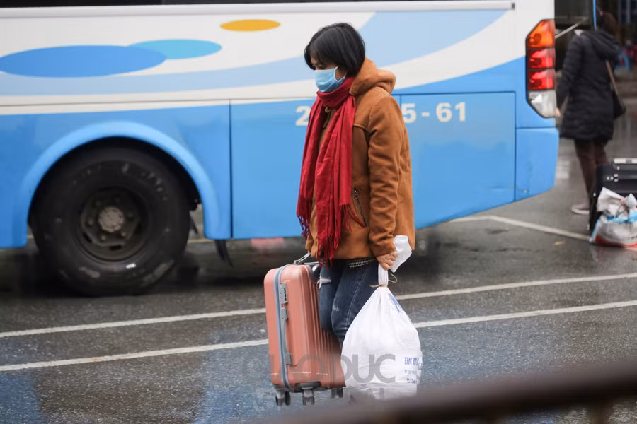 Người dân lỉnh kỉnh đồ đạc quay lại Thủ đô, bến xe vẫn vắng khách ảnh 16
