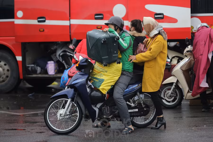 Nhiều nhà xe do vắng khách nên nhận chuyển nhiều hàng hóa hơn.