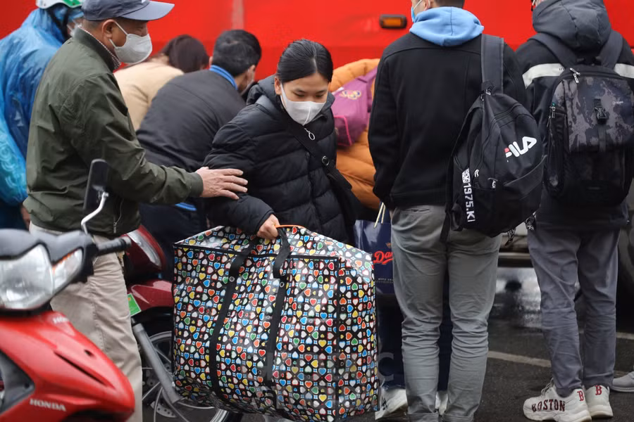 Người dân lỉnh kỉnh đồ đạc lên Thủ đô, bến xe vẫn vắng tanh.