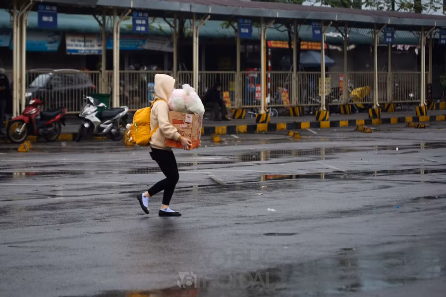 Người dân lỉnh kỉnh đồ đạc quay lại Thủ đô, bến xe vẫn vắng khách ảnh 9