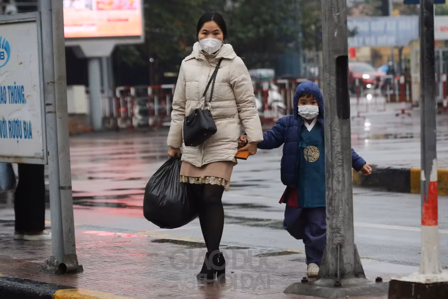 Người dân lỉnh kỉnh đồ đạc quay lại Thủ đô, bến xe vẫn vắng khách ảnh 14