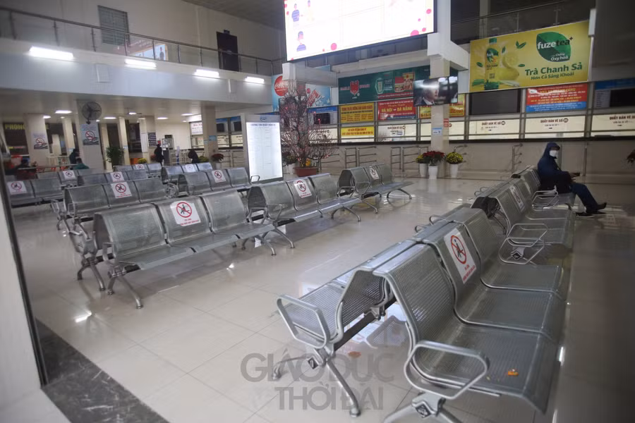Lượng khách đến bến xe Giáp Bát trong chiều nay không đông.