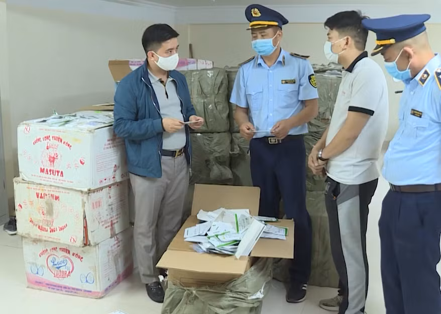 Lực lượng chức năng kiểm tra số hàng hoá vi phạm.