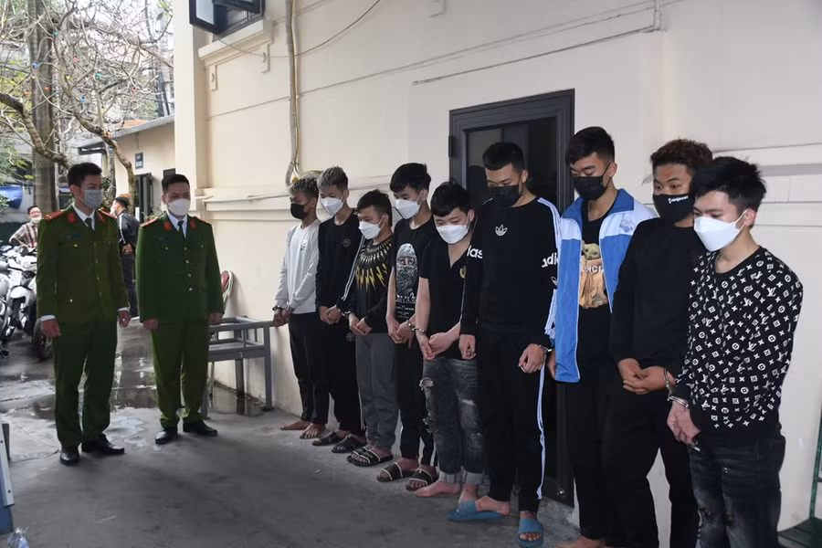 Các đối tượng bị tạm giữ để điều tra.