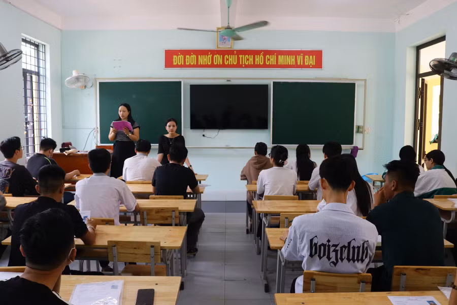 Thí sinh Quảng Bình đến làm thủ tục dự thi.