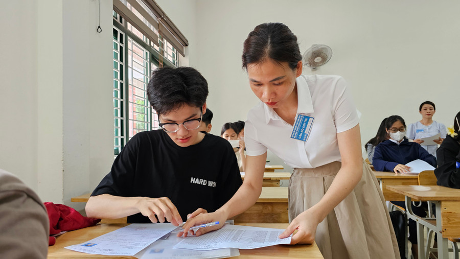 Hướng dẫn thí sinh ký thẻ dự thi. Hướng dẫn thí sinh ký thẻ dự thi.