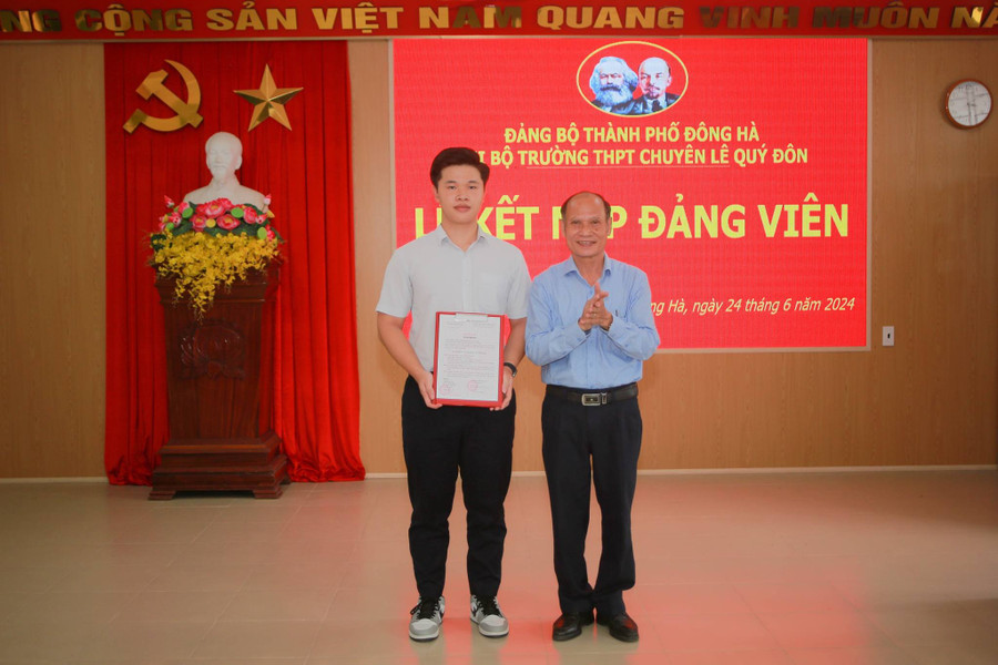 Đây là những đoàn viên ưu tú, đạt được nhiều thành tích nổi bật và đóng góp cho các hoạt động của nhà trường. Đây là những đoàn viên ưu tú, đạt được nhiều thành tích nổi bật và đóng góp cho các hoạt động của nhà trường.