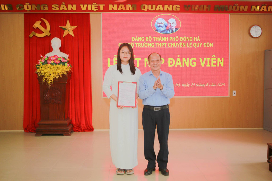Thầy giáo Nguyễn Hoài Nam - Bí thư Chi bộ trao quyết định kết nạp Đảng cho học sinh. Thầy giáo Nguyễn Hoài Nam - Bí thư Chi bộ trao quyết định kết nạp Đảng cho học sinh.