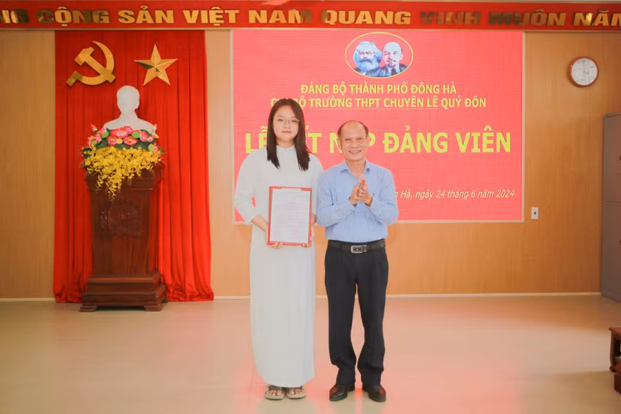 Thầy giáo Nguyễn Hoài Nam - Bí thư Chi bộ trao quyết định kết nạp Đảng cho học sinh.